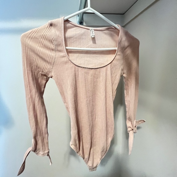 Free People Long Sleeve Pink Ribbed Bodysuit - Size XS - Picture 1 of 3